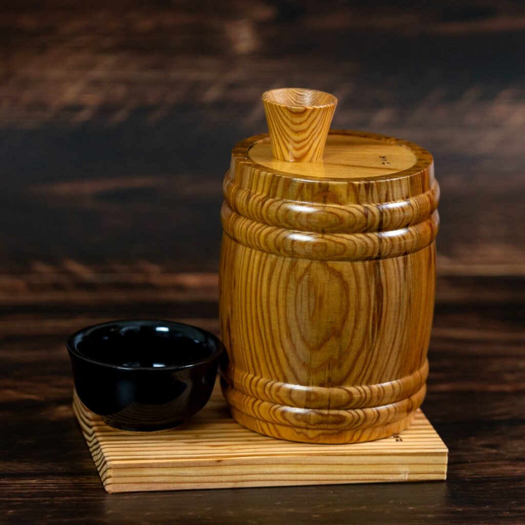 屋久杉　木製りんご　へたまで一体、継ぎ手なし　径 約8cm 屋久杉 リンゴの小物入れ＜島屋工房＞ / 鹿児島県屋久島町 | セゾンの